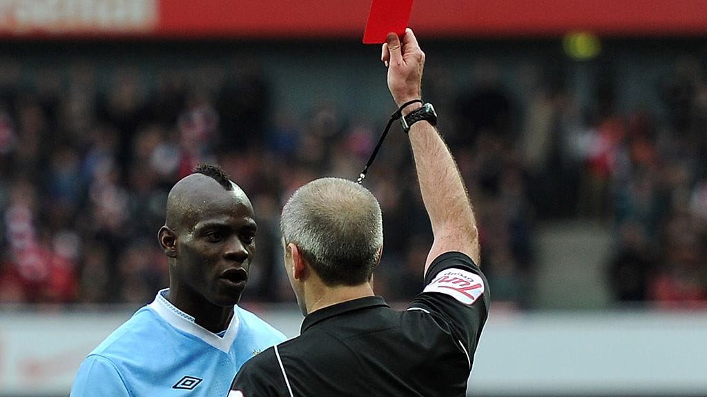 Mario Balotelli sai ulosajon Arsenal-pelissä.