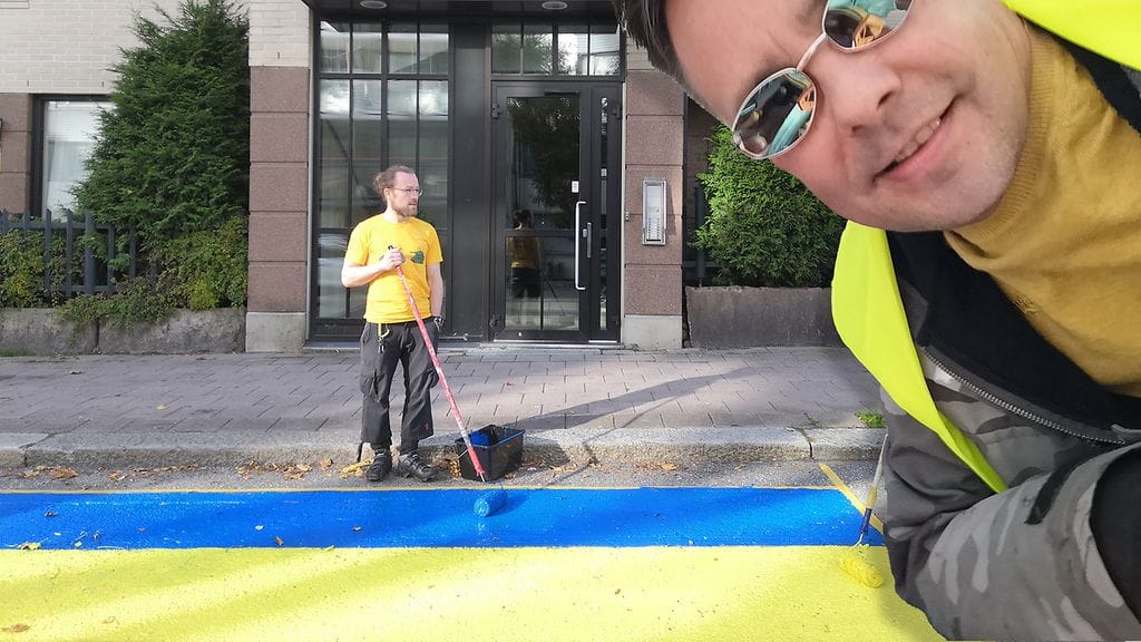Sattumalta paikalle osunut Markus Mattsson huomasi Jarnon olevan hyvällä asialla ja jäi auttamaan maalaamisessa. Kuvat: Jarno Virtala.