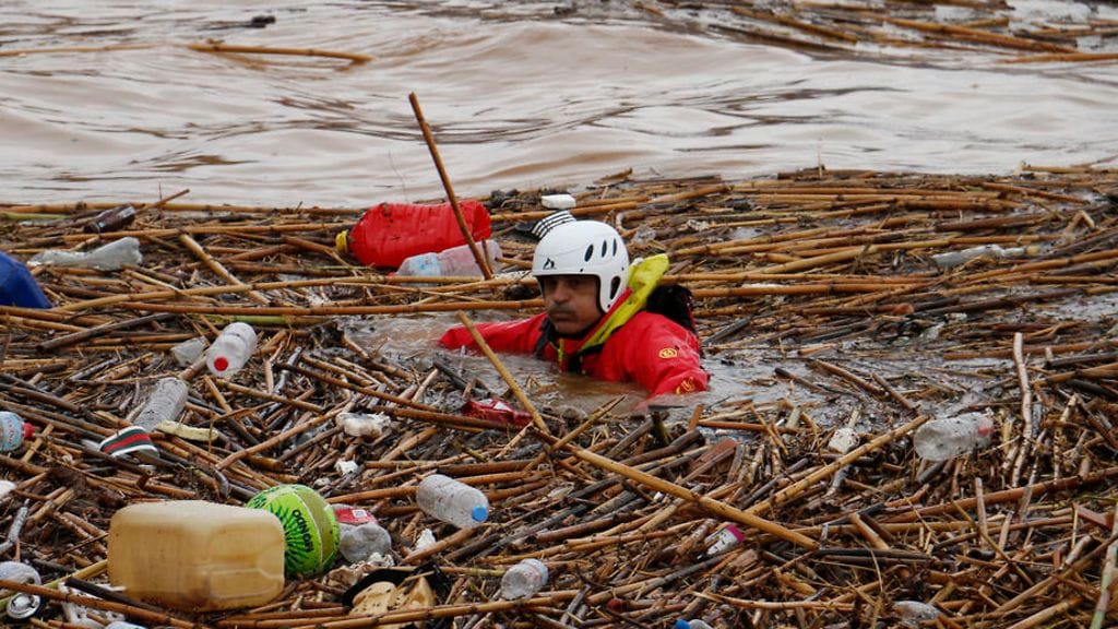Rankkasateiden aiheuttamat tulvat huuhtoivat mereen autojen lisäksi kaikenlaista roskaa ja muovia Kreetalla Kreikassa.