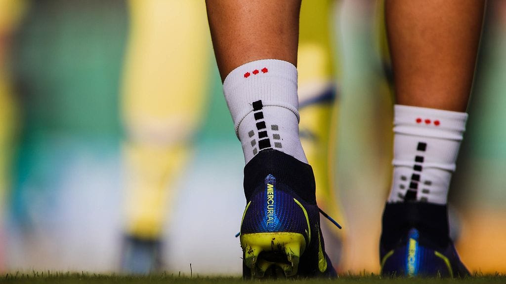 Selostajan kielenkäyttö jalkapallo-ottelussa on tuomittu. Kuvituskuva.