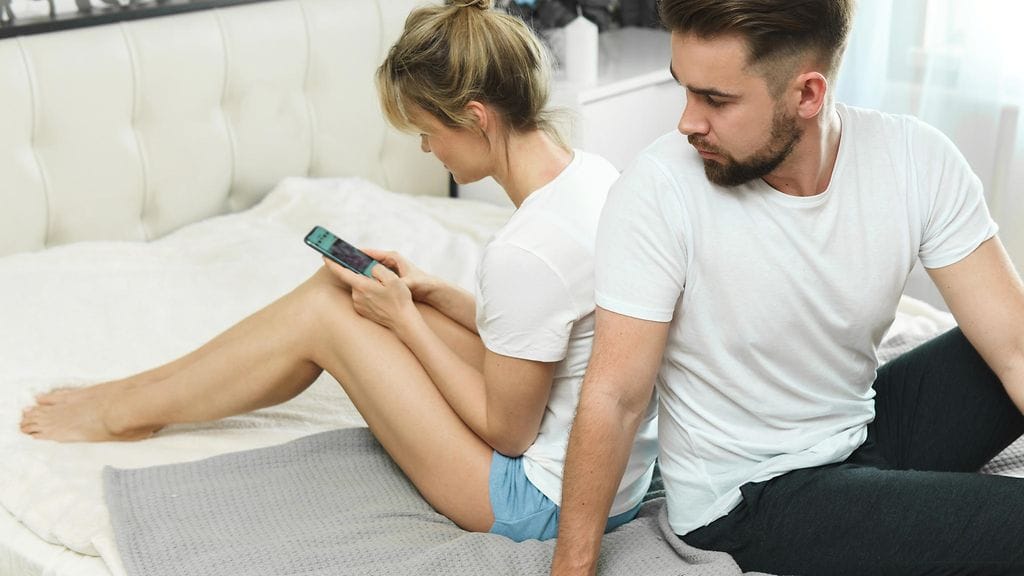 epäluuloinen kumppani