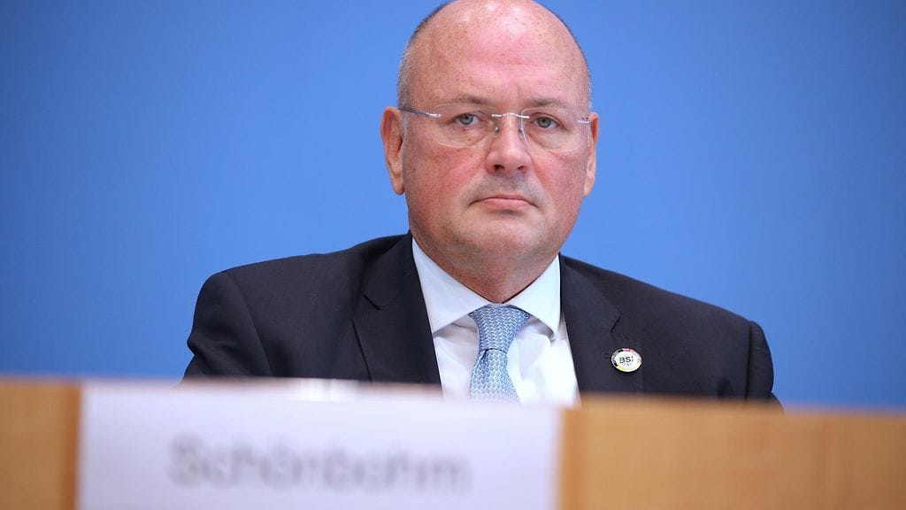 Sisäministeriön edustajan mukaan Schönbohmia vastaan esitetyt syytökset mediassa ovat lopullisesti vahingoittaneet luottamusta häntä kohtaan.