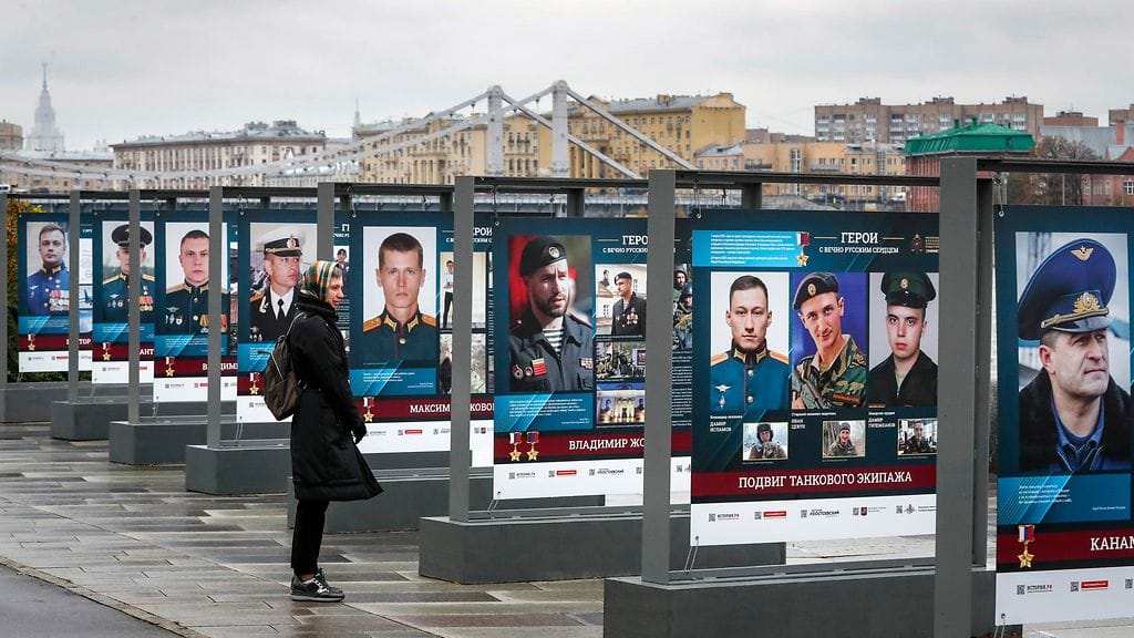 Nainen katsoi Ukrainassa taistelleiden venäläissotilaiden valokuvia Moskovassa, Venäjällä 17. lokakuuta.