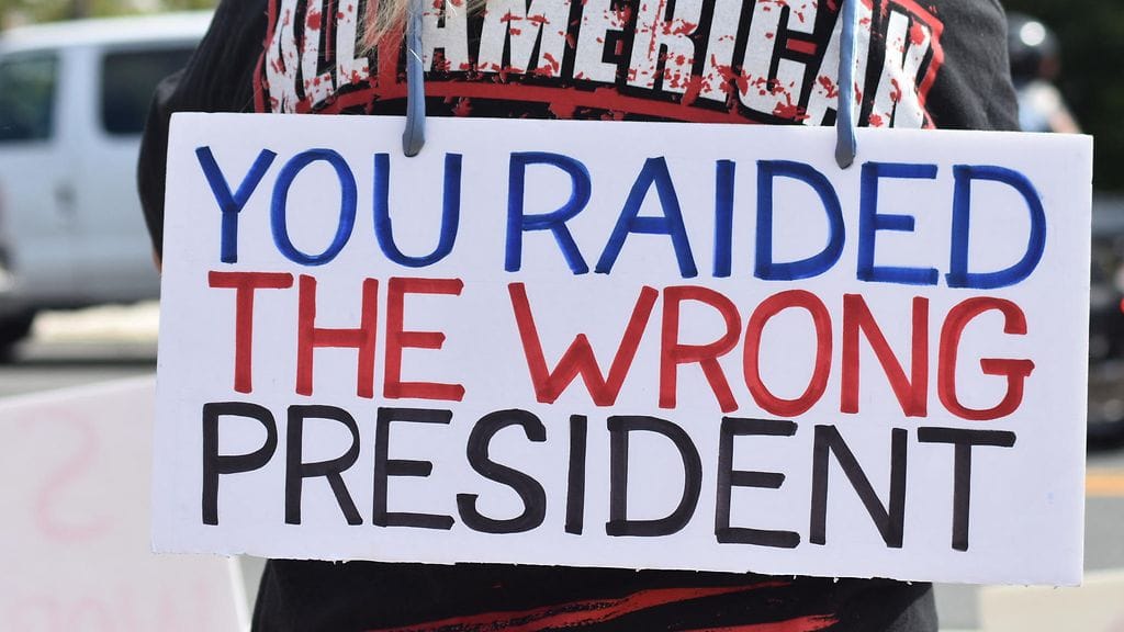 Trumpin kannattajat osoittivat mieltään FBI:n entisen presidentin kartanolle tekemää ratsiaa vastaan 14. elokuuta 2022.