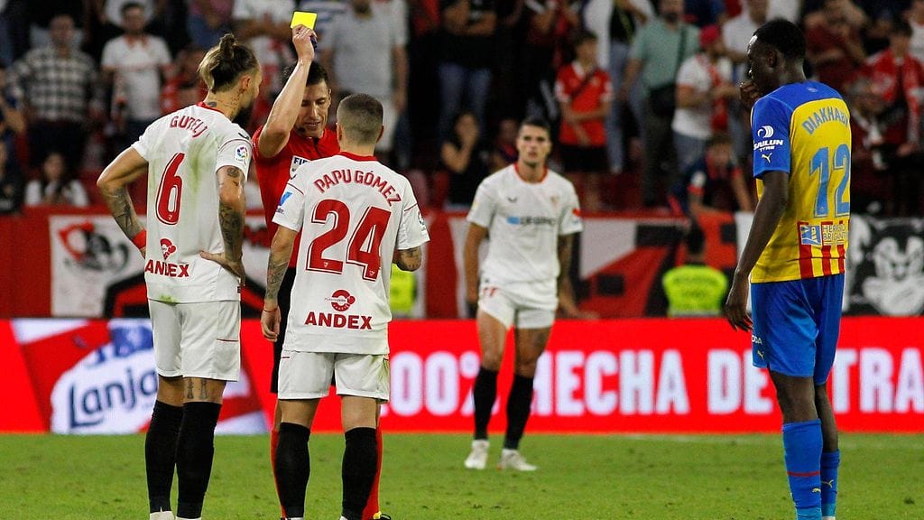 Kortti viuhui Sevillan ja Valencian välisen ottelun loppuhetkillä.
