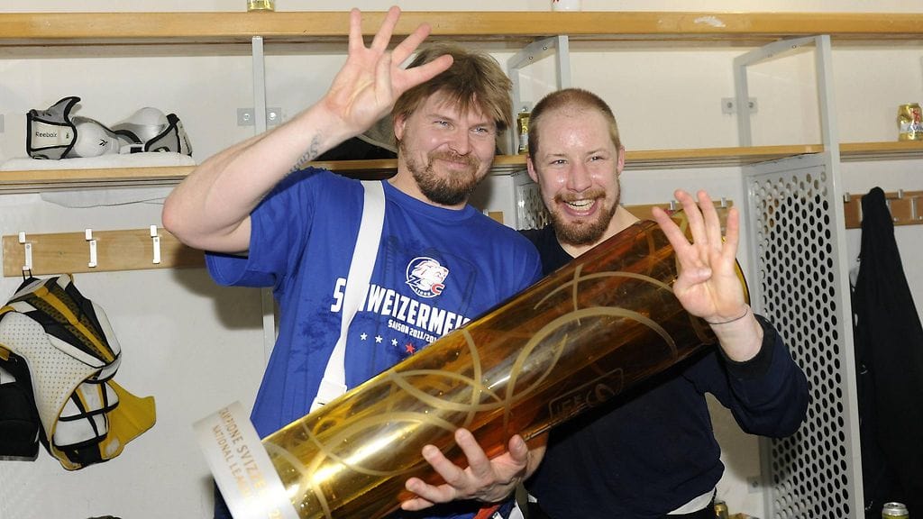 Ari Sulander ja Mathias Seger juhlivat neljättä Sveitsin mestaruuttaan keväällä 2012.