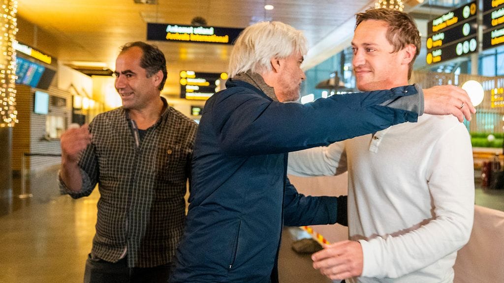 NRK:n urheilun pomo Egil Sundvor oli vastaanottamassa Qatarista palanneita Halvor Ekelandia sekä Lokman Ghorbania viime marraskuussa.