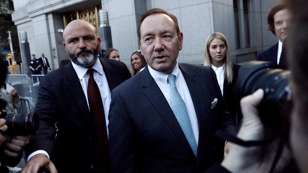 Kevin Spacey oikeustalolla Lontoossa lokakuussa 2022.