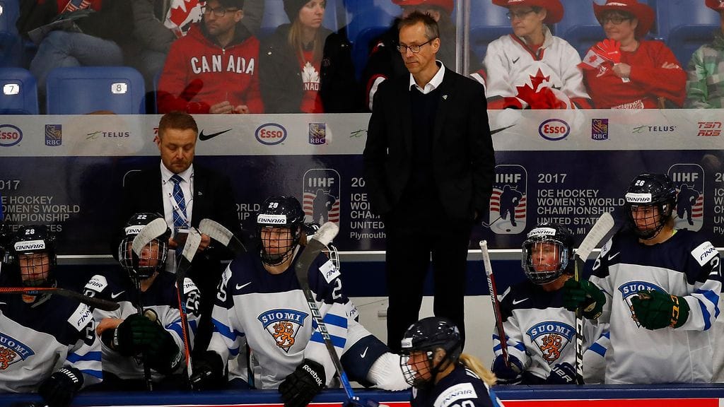 Pasi Mustonen Naisleijonien penkin takana MM-kisoissa huhtikuussa 2017.