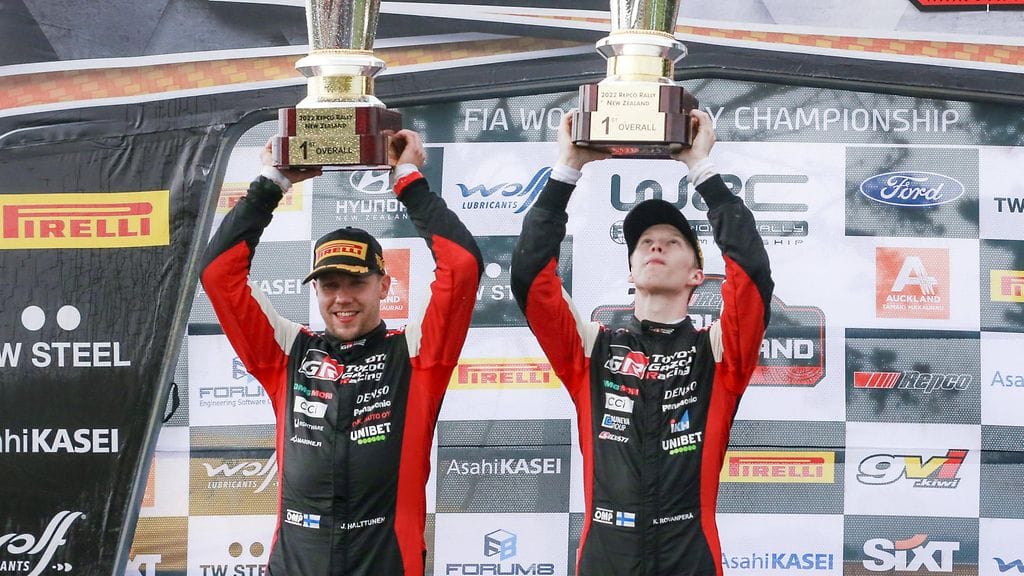 Jonne Halttunen ja Kalle Rovanperä tuulettamassa maailmanmestareina.