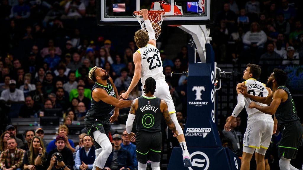 Lauri Markkanen nakutti 24 pistettä, keräsi 13 levypalloa ja antoi viisi koriin johtanutta syöttöä. Tässä jyrän alle jää ranskalaisjätti Rudy Gobert.