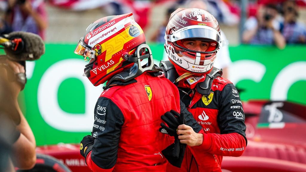 Ferrarin Carlos Sainz (vas.) lähtee paalulta Austinin kisaan.