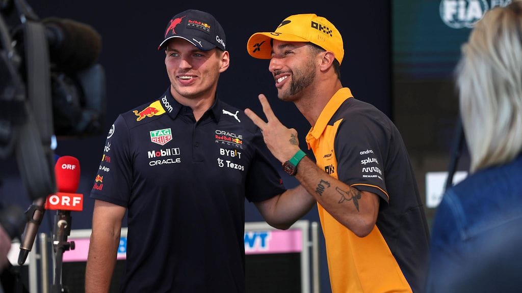McLarenin Daniel Ricciardo (oik.) poseerasi Red Bullin entisen tallikaverinsa Max Verstappenin kanssa Yhdysvaltain Austinissa.