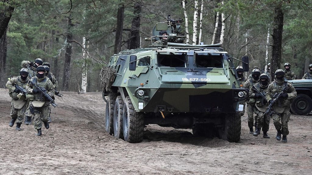 Ruotsin kuningas Kaarle XVI Kustaa vieraili Santahaminassa vuonna 2015. Kuvassa varusmiehiä ja miehistönkuljetusvaunu.