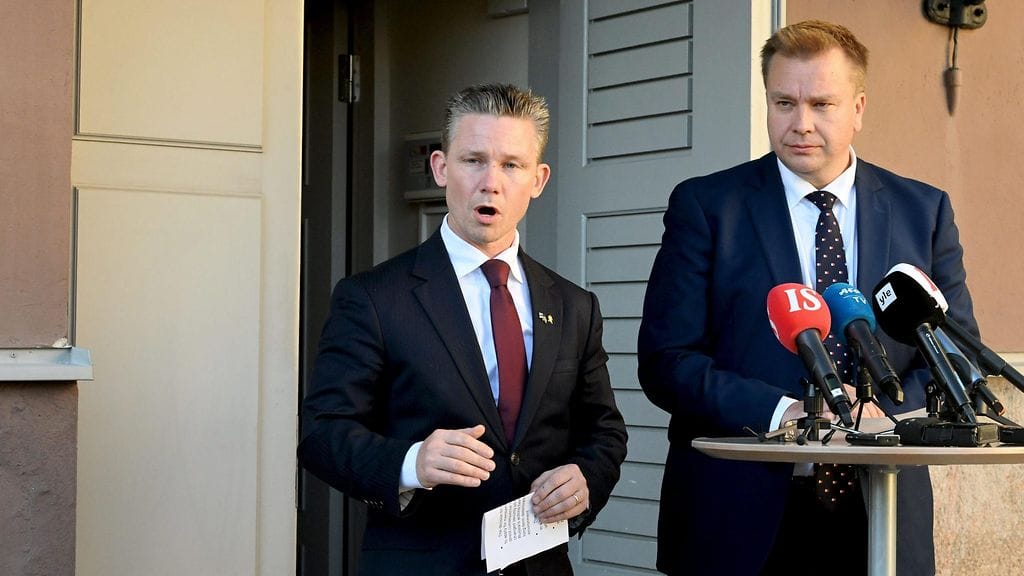 Ruotsin tuore puolustusministeri Pål Jonson ja Suomen puolustusministeri Antti Kaikkonen lehtistötilaisuudessa 24. lokakuuta 2022.
