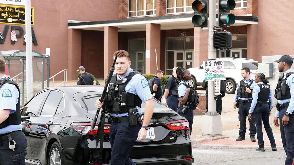Poliiseja ilmaisutaidon lukion lähellä St. Louisissa Yhdysvalloissa. Kouluampujan iskussa kuoli kaksi ihmistä ja ampuja itse poliisin luoteihin.