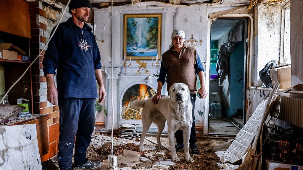 Sergei ja Lina esittelivät tuhoutunutta olohuonettaan kuvaajalle Ukrainan vapauttamassa Osokorivkan kylässä Hersonissa 25. lokakuuta.