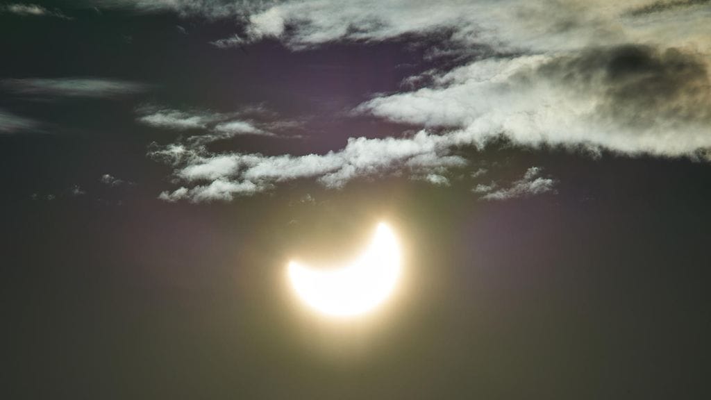 Tällaisen kuvan osittaisesta auringonpimennyksestä nappasi Tarja Kouvo Utsjoen Karigasniemeltä Lapista.