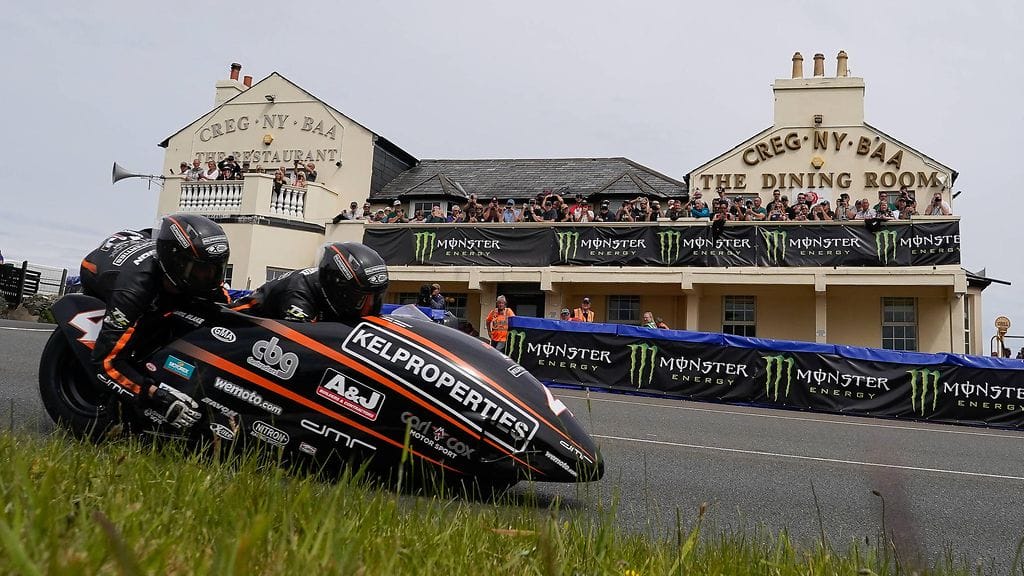 Kuvituskuva. Mansaaren ajot ovat huippuvaarallinen tapahtuma. Tässä kuva sivuvaunuluokassa ajaneiden Dave Molyneux'n ja Daryl Gibsonin taidonnäyteestä viime kesäkuun kisassa.