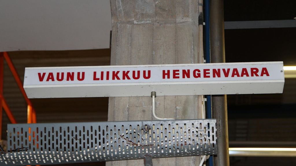 Varoituskyltti Estonia-sarjan kulissit