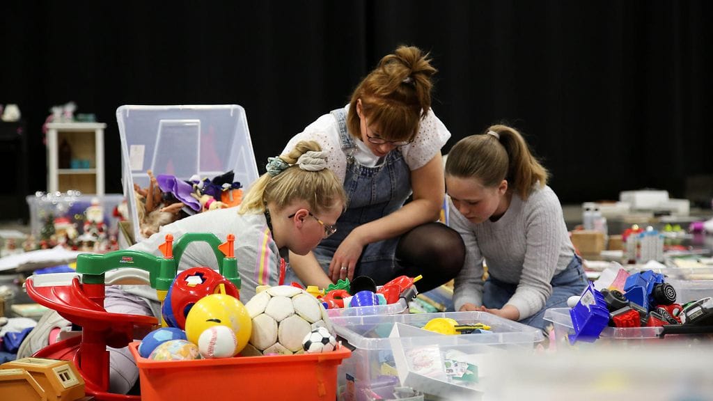 Kaaoksen_kesyttajat_S1_eps1_Melina_Suominen252C_Laura_Holmstrom252C_Alina_Suominen