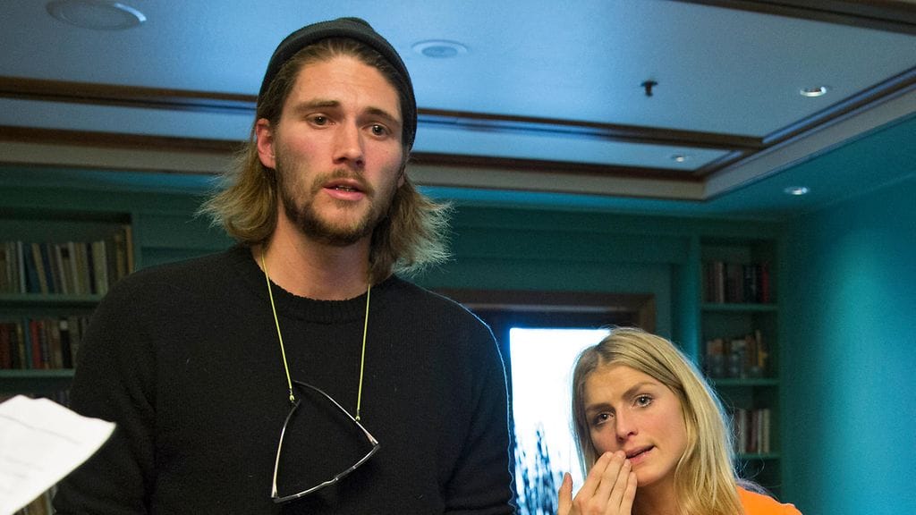 Nils Jakob Hoff ja Therese Johaug kuvattuna 27.10.2016 järjestetyn lehdistötilaisuuden alla.