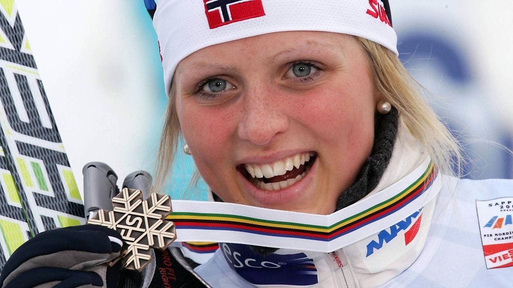 Therese Johaug voitti 18-vuotiaana Sapporon MM-kisoissa ensimmäisen aikuisten arvokisamitalin.