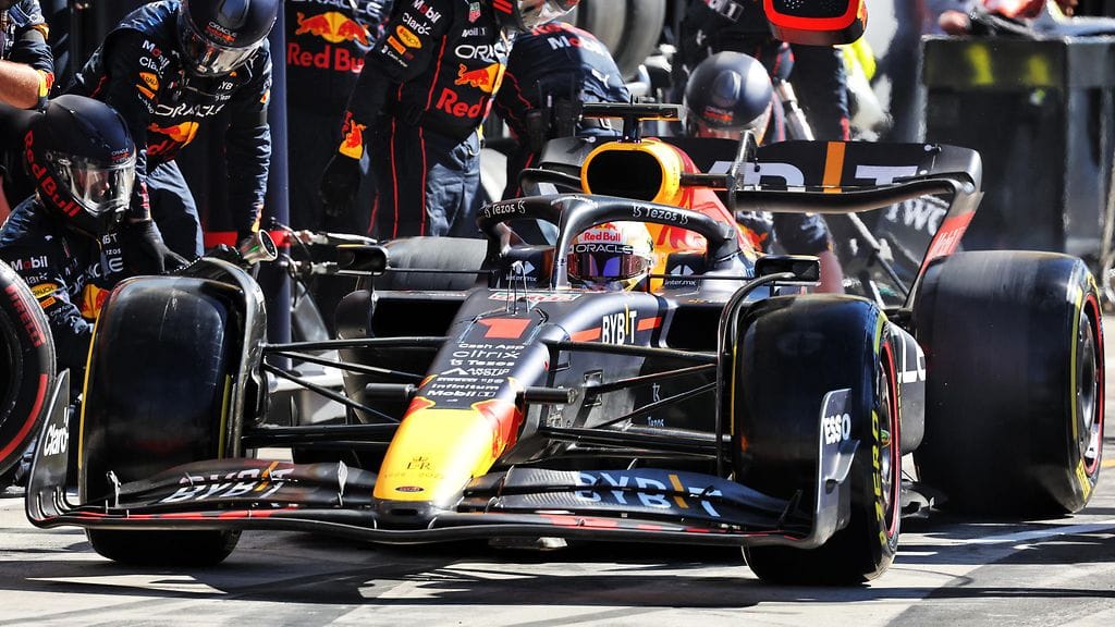 Red Bullin Max Verstappen pitää viimevuotisen kuljettajien maailmanmestaruuden. Hän on varmistanut tällä kaudella toisen tittelinsä.