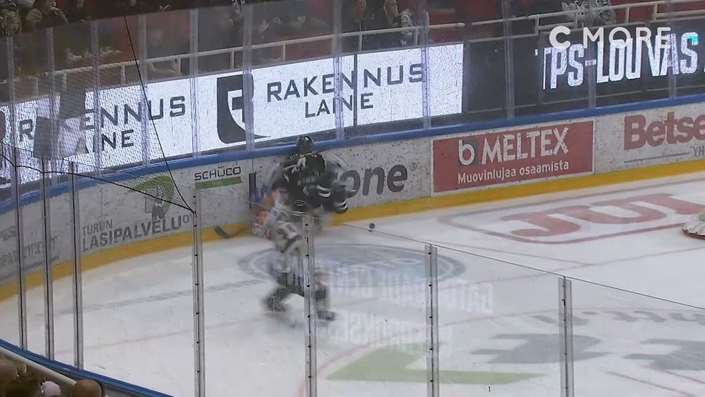 Tapparan Granath jää jyrän alle – Aleksi Anttalainen jysäyttää lujan taklauksen