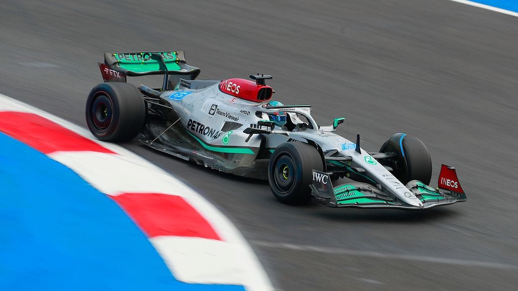 Mercedeksen George Russellilla kulkee Meksikossa.