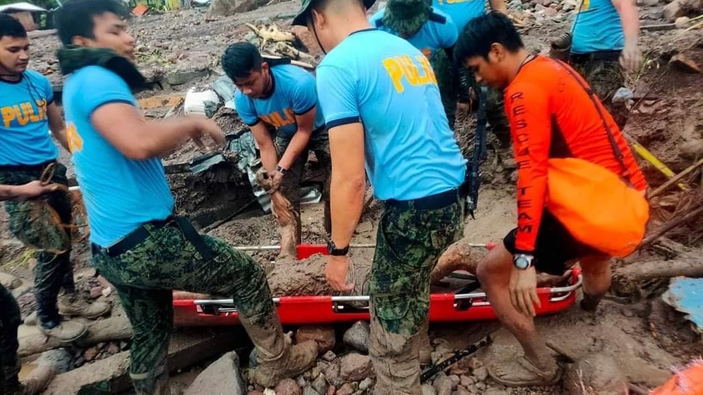 Pelastajat etsivät uhreja myrskytuhojen keskeltä.