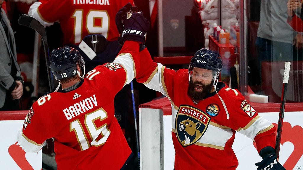 Barkov ja Radko Gudas juhlivat osumaa Ottawaa vastaan.