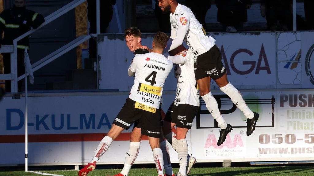 Hakan pelaajat juhlivat maalia.