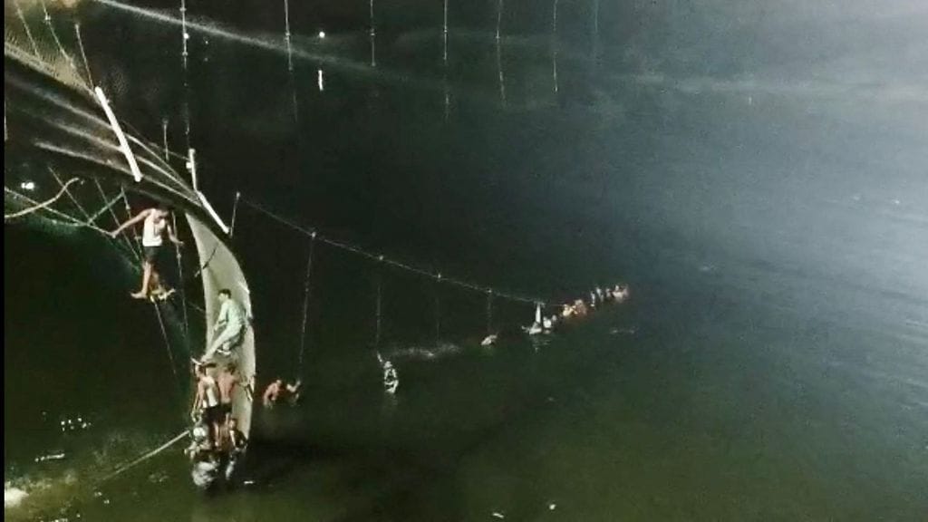 Viranomaisten mukaan riippusillalla ja sen lähettyvillä oli onnettomuushetkellä yli 400 ihmistä.