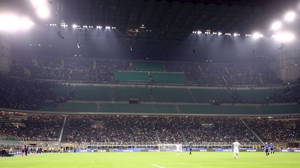 Giuseppe Meazzan lehtereille jäi ammottava aukko, kun Inter-fanit marssivat ulos.