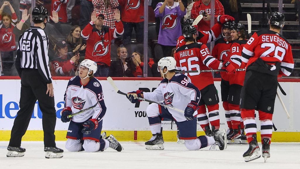 New Jersey Devils pisti Columbus Blue Jacketsin polvilleen.