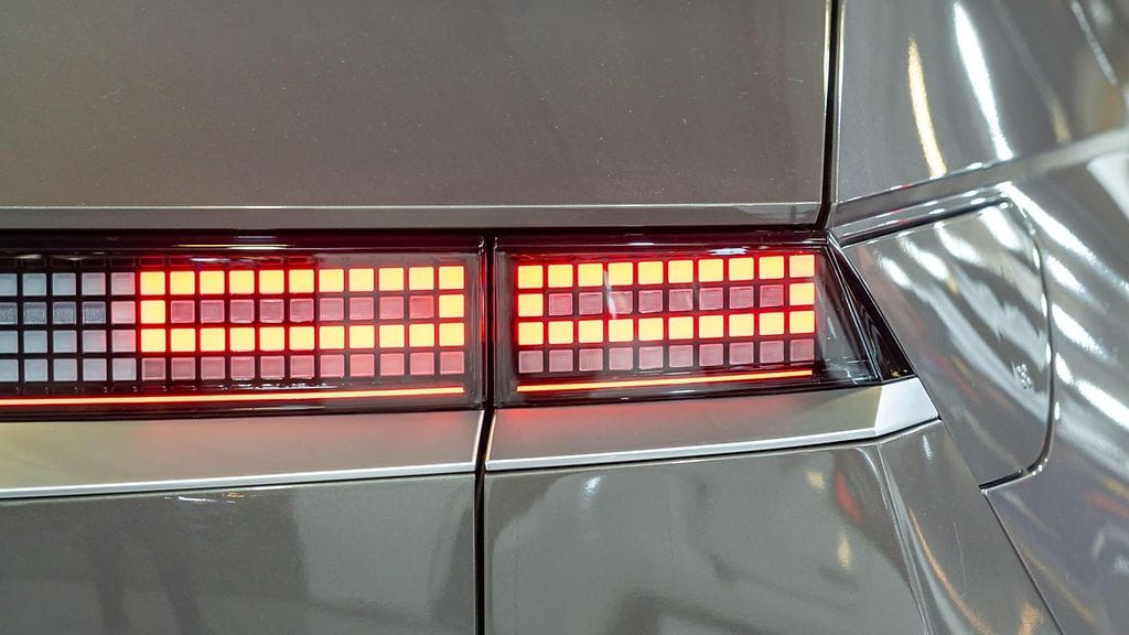 Litiumioniakkuja käytetään esimerkiksi sähköautoissa. Kuvituskuva.