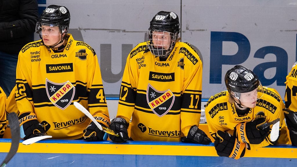Topias Hynninen (keskellä, numero 17) pelasi nuorten SM-finaaleissa KalPan paidassa viime keväänä.