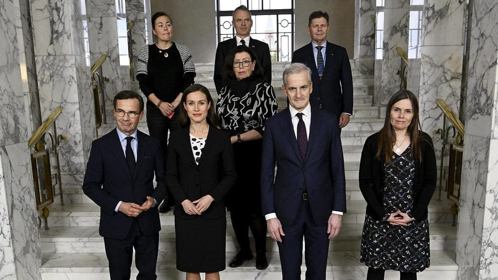 Pohjoismaiden neuvostossa on 87 jäsentä Suomesta, Ruotsista, Norjasta, Tanskasta ja Islannista sekä Ahvenanmaalta, Färsaarilta ja Grönlannista. Kuvassa maiden johtajia Helsingissä.