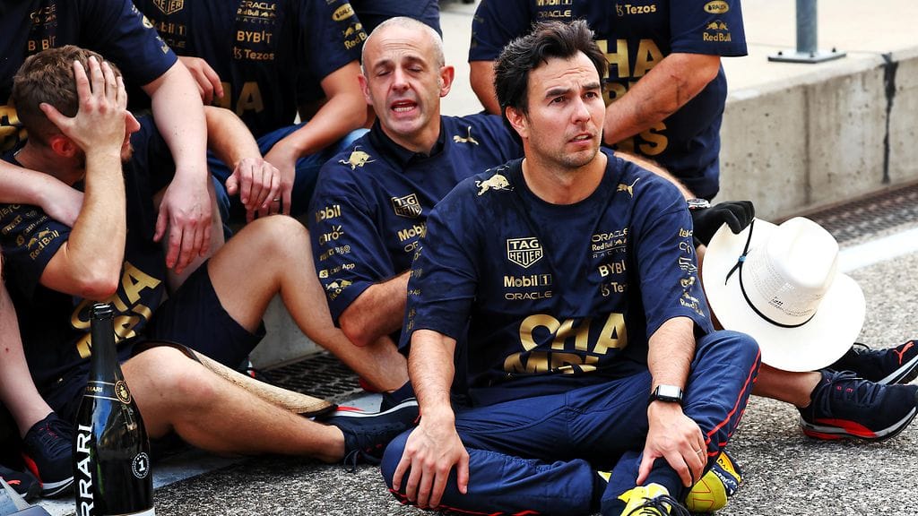 Red Bullin Sergio Perez juhlii tallinsa kanssa valmistajien maailmanmestaruutta. Tallin toisen kuljettajan Max Verstappenin nimiin meni puolestaan kuljettajien MM-taistelu.