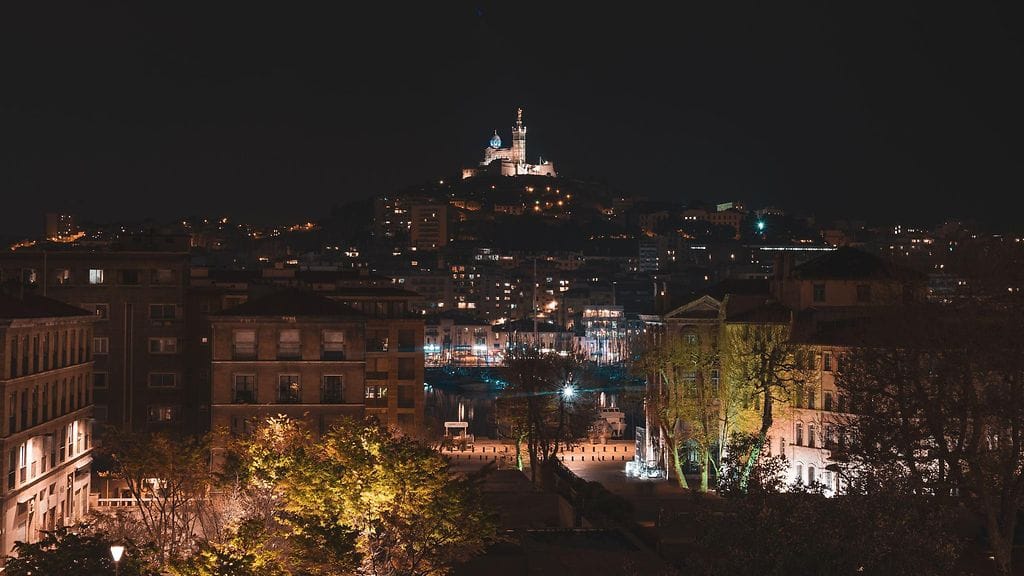 Arkistokuva Marseillesta yöaikaan.