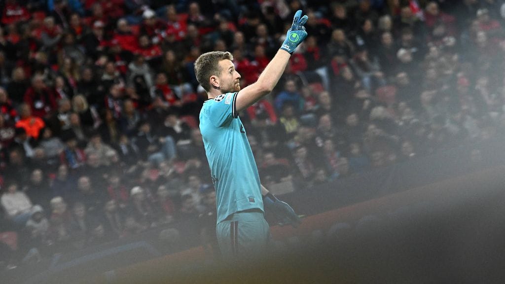 Bayer Leverkusenin maalivahti Lukas Hradecky venyi huipputorjuntaan Club Bruggea vastaan.