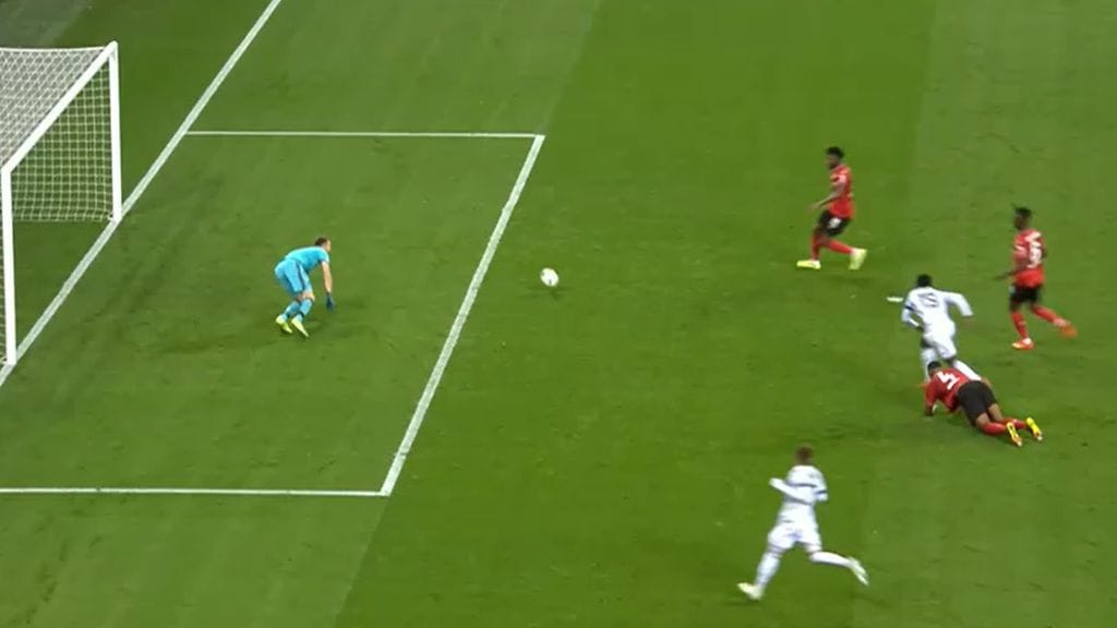 Bayer Leverkusenin Lukas Hradecky torjui tämänkin tilanteen ja piti maalinsa puhtaana Club Bruggea vastaan.