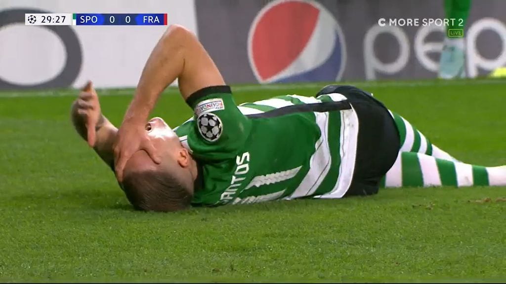 Sportingin Nuno Santos pyöriskeli nurmen pinnassa tuskaisena loukkaantumisensa jälkeen.