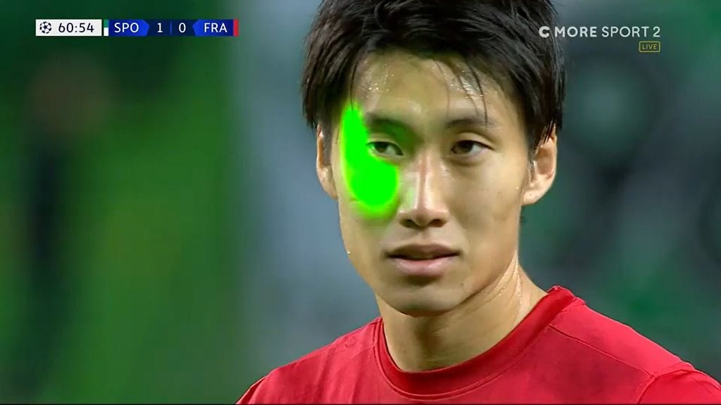Eintracht Frankfurtin Daichi Kamada onnistui rangaistuspotkussaan laserhäiriköinnistä huolimatta.