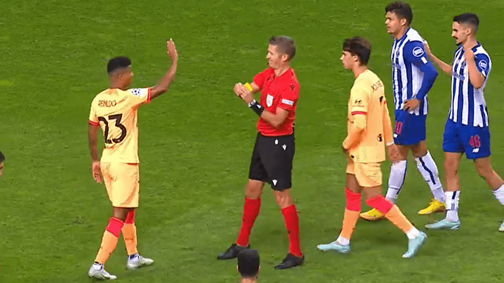 Erotuomari Daniele Orsato antoi Atletico Madridin Reinildo Mandavalle keltaisen kortin jälkeen läpsyn.