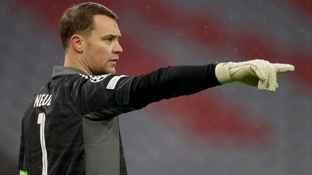 Manuel Neuer pelasi iso laastari kasvoillaan Mestarien liigan ottelussa Barcelonaa vastaan 8. joulukuuta 2021.