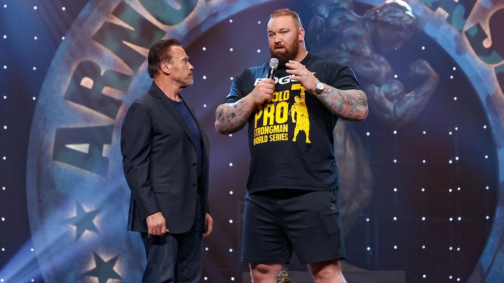 Hafthor Björnsson (oik.) kuvassa kehonrakennuslegenda Arnold Schwarzeneggerin kanssa vuonna 2020.