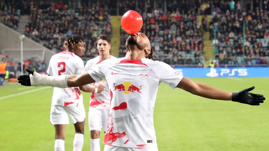 RB Leipzig Christopher Nkunku puhalsi ilmapalloa tehtyään maalin.