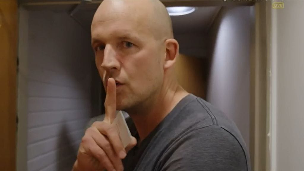 Petri Pasanen (kuvassa) hyppäsi Mika Väyrysen kanssa selostamoon yhden ottelun ajaksi.